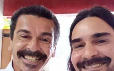 André Gonçalves publica foto ao lado do irmão e semelhança impressiona internautas