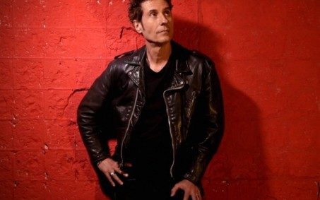 Dinho Ouro Preto relembra uso excessivo de drogas: 'Desci ao inferno'