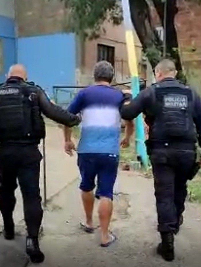 Acusado de molestar menina de 11 anos é levado por policiais militares da UPP Morro dos Macacos - Reprodução de vídeo