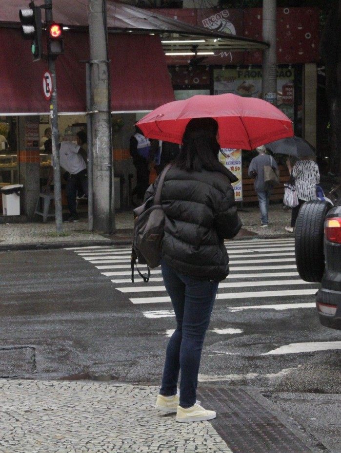Chuva na Pra&ccedil;a Saens Pena, na Tijuca. Foto do dia 19/10/2021