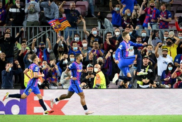 Gerard Pique comemora o primeiro gol do Barcelona na Liga dos campeões, que deu a vitória sobre o Dínamo de Kiev