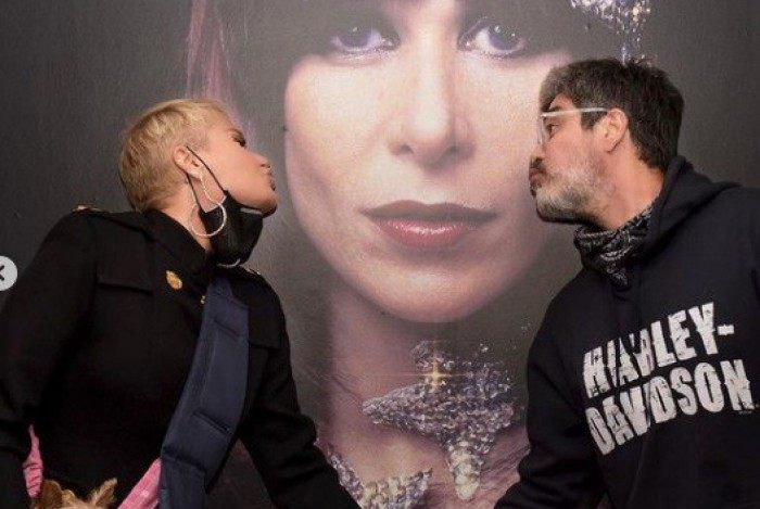 Xuxa vai à exposição de Rita Lee