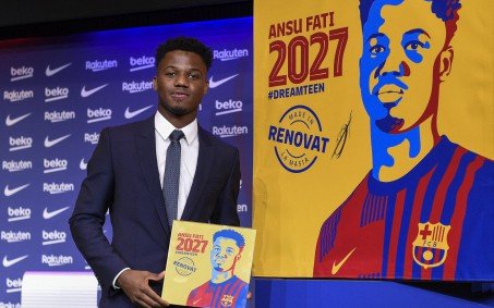 Com multa de R$ 6,3 bilhões, joia que herdou a 10 no Barça vê Messi 'inigualável'