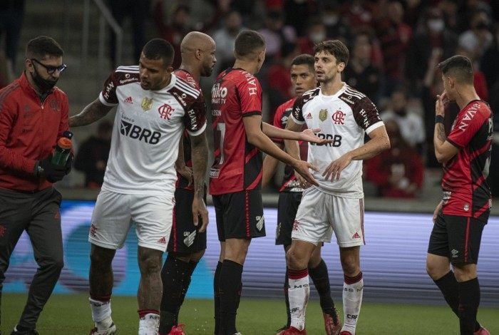Neto abre jogo sobre marcação de pênalti para Flamengo contra Athletico-PR: 'Esse zé ruela'

