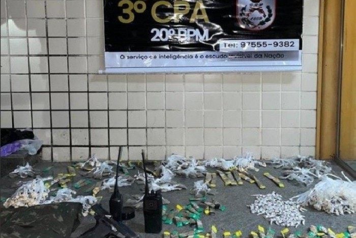 Policiais apreenderam armas, munições e drogas em ações no município de Nova Iguaçu.