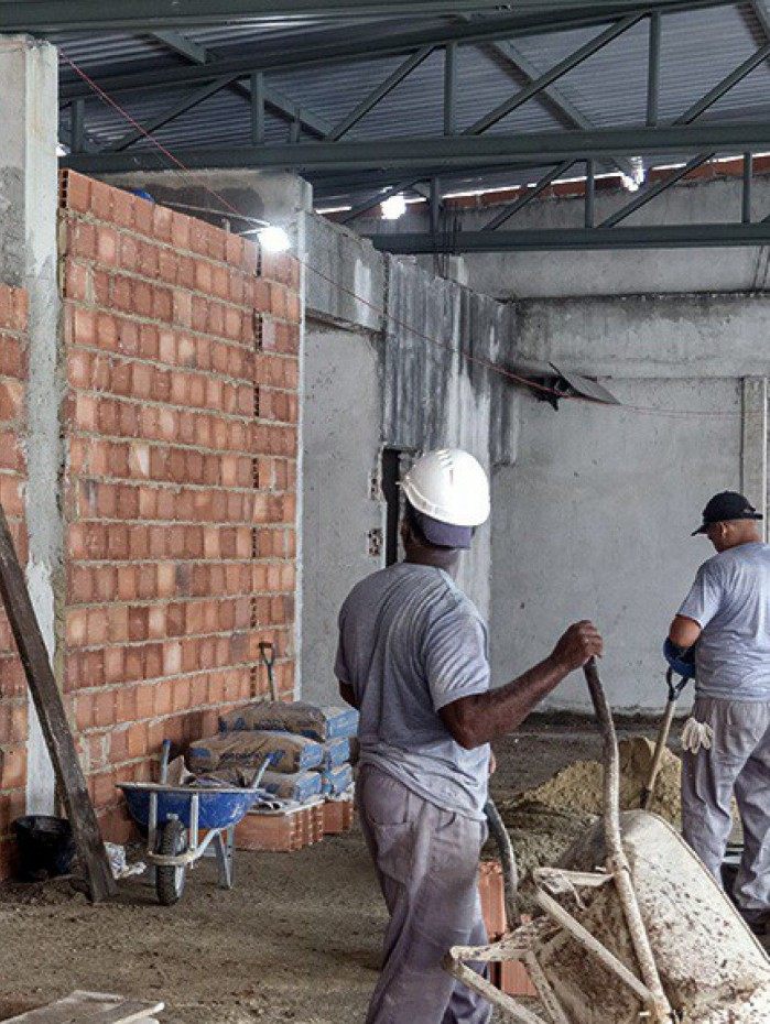 Mais uma obra parada e abandonada foi retomada em São Gonçalo no início deste mês.
