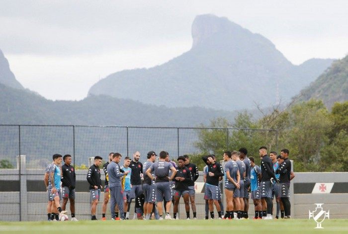 Com 17% de chances de acesso à Série A, o Vasco encara mais um dia de trabalho no CT Moacyr Barbosa em busca da reação