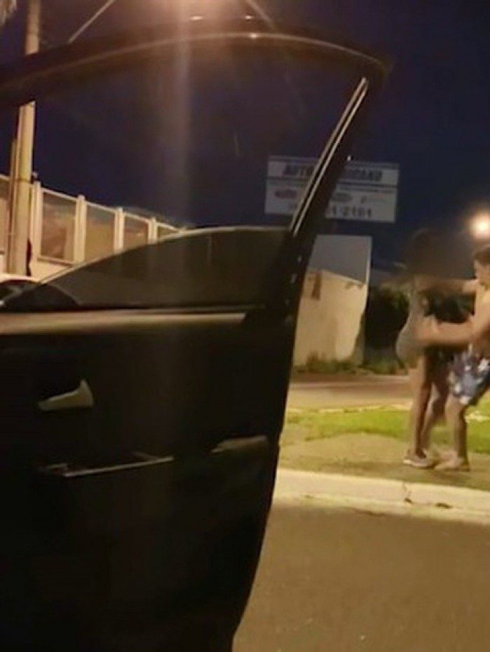 Passageiros que estavam no carro com o agressor filmaram o momento enquanto davam risadas