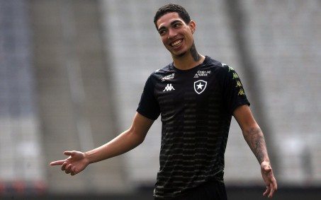 Botafogo renova com promessa e põe multa acima de R$ 300 milhões