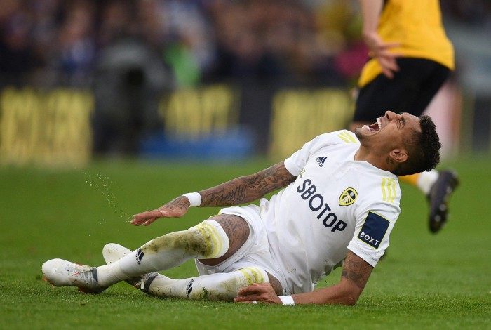 Raphinha deixou o jogo do Leeds carregado e já é motivo de preocupação para a próxima convocação de Tite