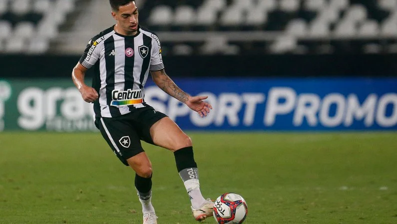 Hugo comemora retorno de les&atilde;o no Botafogo