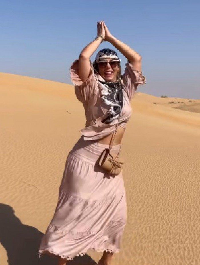 Carla Perez faz a coreografia da música 'Ralando o Tchan (Dança do Ventre)' no deserto de Dubai