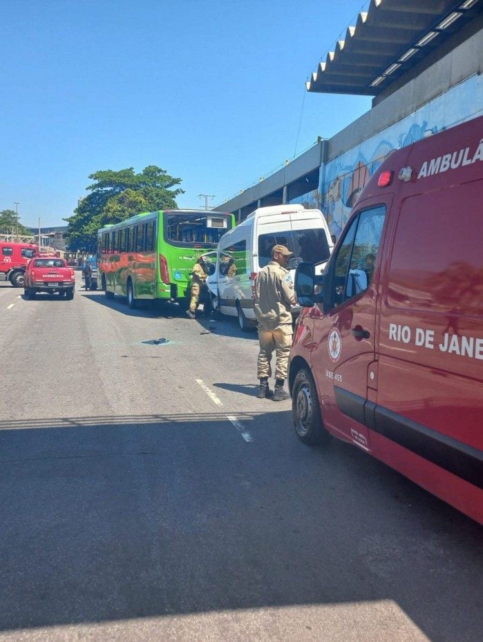 Acidente entre ônibus e van deixa feridos na Avenida Radial Oeste