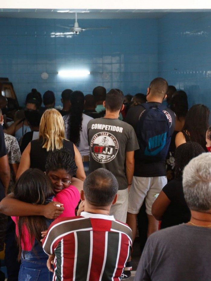 Familiares e amigos se despediram de lutador, neste sábado, em Belford Roxo