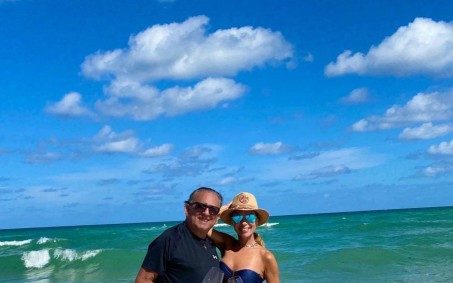 Em Miami, Galvão Bueno posta clique romântico com a esposa