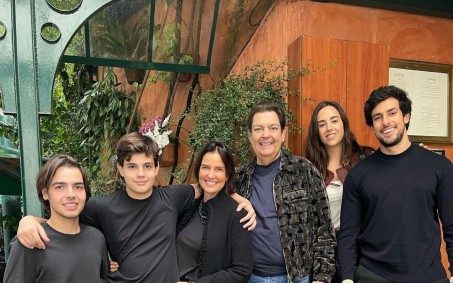 Fausto Silva aparece em clique raro com a família