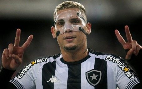 Jornal espanhol rasga elogios a Rafael Navarro, do Botafogo: 'Faro de gol e grande presença de área'