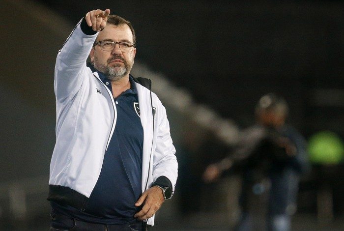 Enderson Moreira está perto de festejar o acesso à Série A