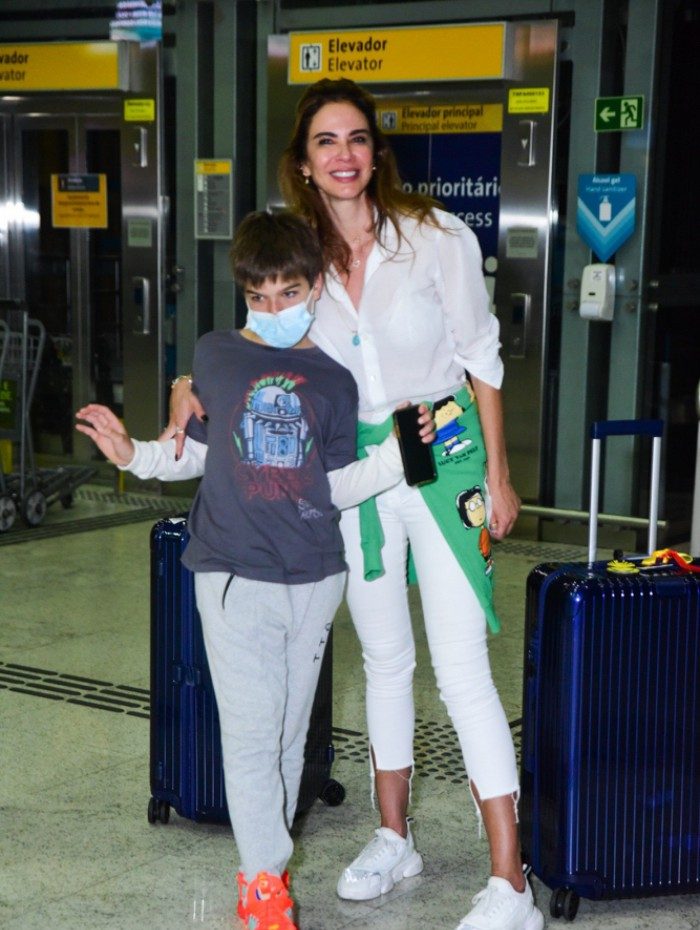 Luciana Gimenez embarca no Aeroporto de Guarulhos, em São Paulo, rumo a Nova York, nos Estados Unidos