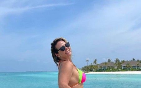 Nas Maldivas, Carla Perez exibe corpão em forma ao posar de biquíni