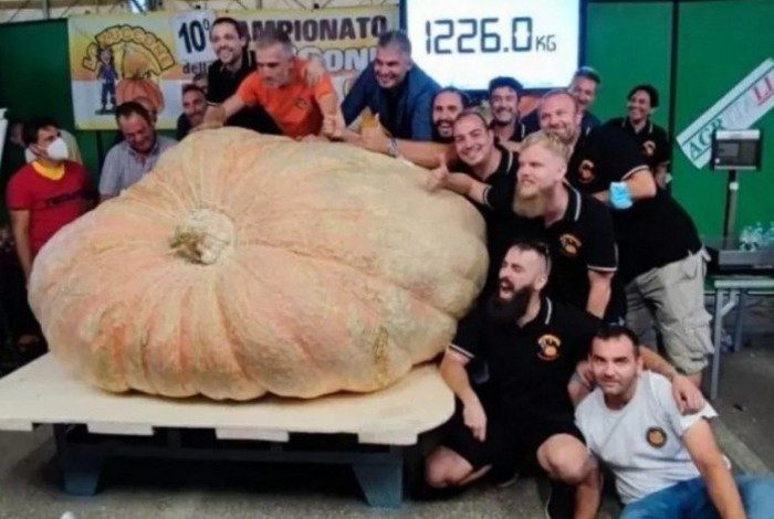 Stefano Cutrupi, familiares e amigos ao lado da abóbora mais pesada do mundo com 1226 kg