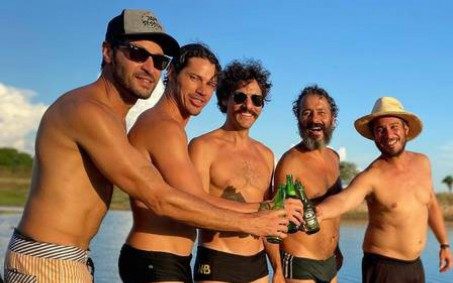 José Loreto e Marcos Palmeira posam de sunga nos bastidores de 'Pantanal'