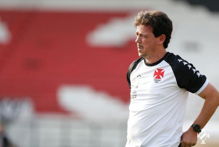 Fernando Diniz faz cara feia porque vê a caravela afundando