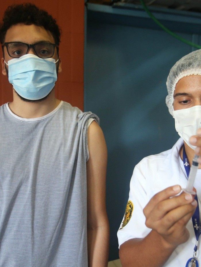 Vacina&ccedil;&atilde;o na policl&iacute;nica Jos&eacute; Paranhos Fontenelle, em Olaria, no &uacute;ltimo dia 30 de outubro. Na foto, Matheus Pereira de Ara&uacute;jo