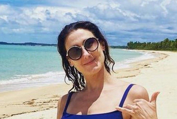 Paola curte praia em seu aniversário
