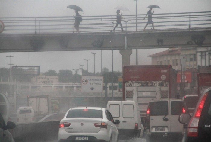 Climatempo, Segunda feira (01) com muita chuva no Estado do Rio de Janeiro, algumas vias com bolsão d agua, na foto av. Brasil altura de Manguinhos.