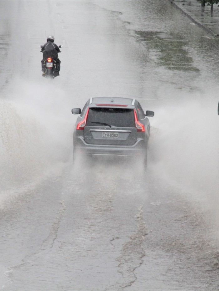 Chuva na Estrada do Gale&atilde;o, na Ilha do Governador. Foto de 01/11/2021