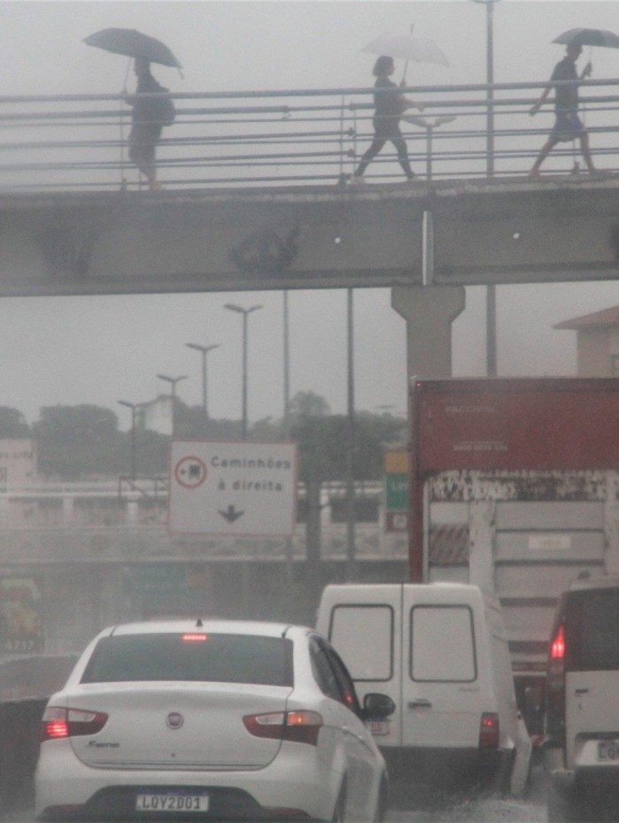 Bols&atilde;o d'&aacute;gua na Avenida Brasil. Foto de 01/11/2021