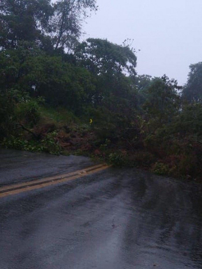 Deslizamento interrompeu todo o trânsito na rodovia estadual