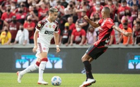 Flamengo abre vantagem, mas sofre no segundo tempo e cede empate ao Athletico-PR