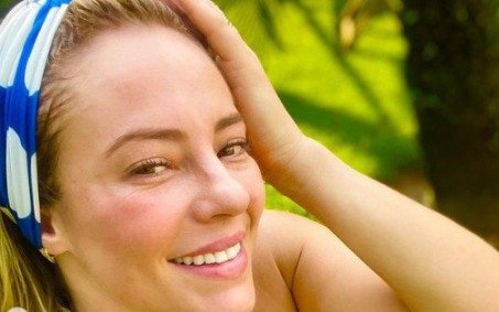 Paolla Oliveira arranca suspiros dos internautas ao posar de biquíni