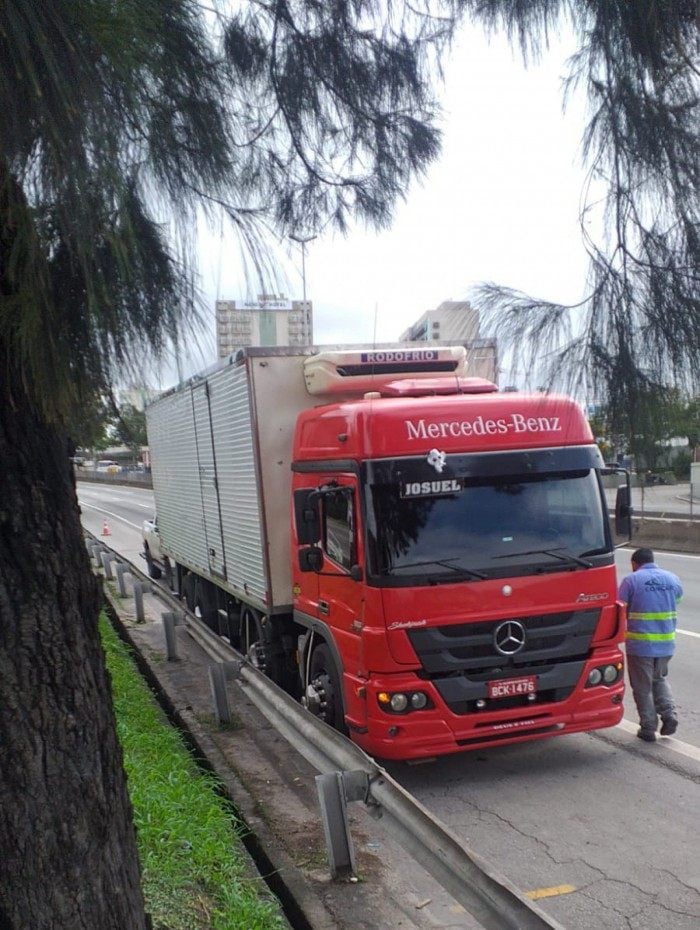 Equipes que estavam próximas conseguiram interceptar o caminhão e recuperar toda a carga de queijo