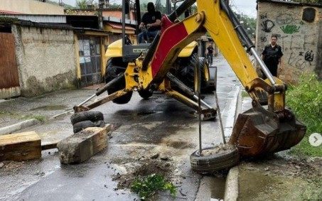 Polícia faz ação para derrubada de barricadas do tráfico em Nova Iguaçu