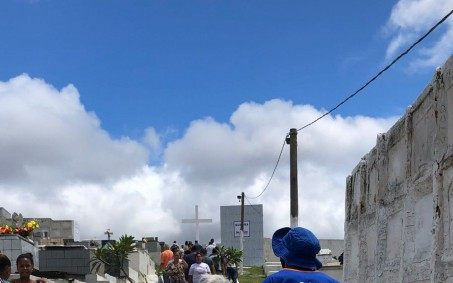 Feriado de celebração e homenagens no cemitério de Nova Iguaçu