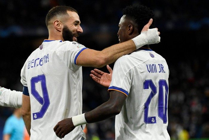 Em sintonia, Karim Benzema celebra um de seus gols com o parceiro Vinicius Jr