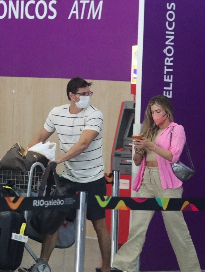 Grazi Massafera e o namorado Alexandre Machafer desembarcam no Galeão