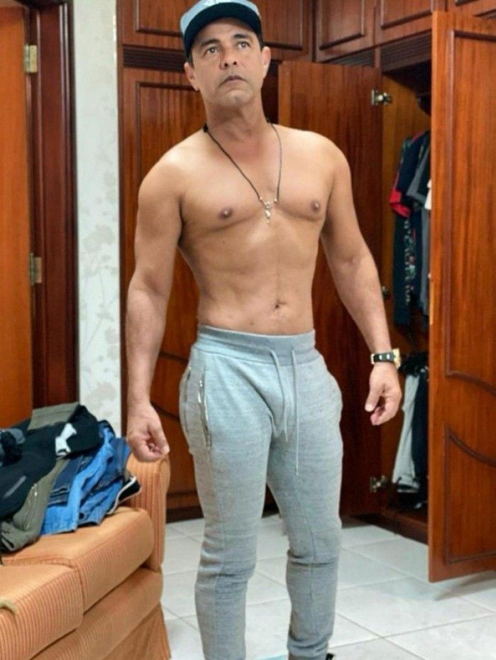 Zez&eacute; Di Camargo compartilha foto sem camisa e diz: 'N&atilde;o tem Photoshop'