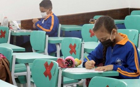 Prefeitura de Nova Iguaçu entrega uniformes e material escolar a estudantes da rede pública