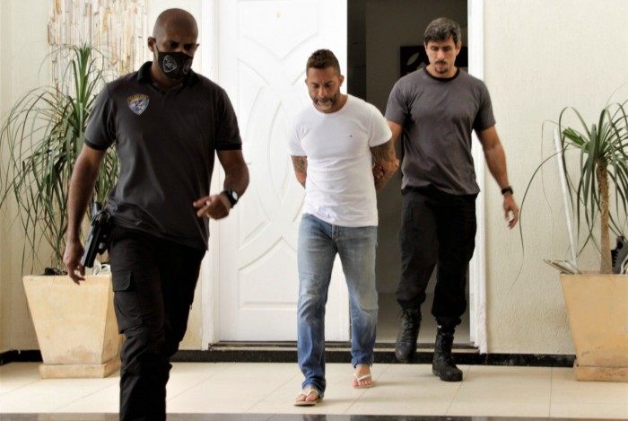 Agentes prendem Eduardo da Costa em sua mansão em Camboinhas, Região Oceânica de Niterói