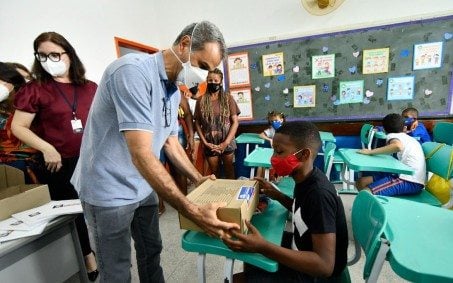 Alunos celebram recebimento de uniformes e material escolar em Nova Iguaçu