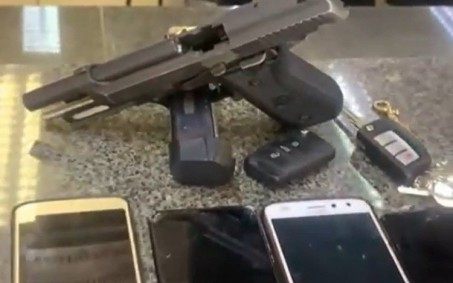 Policiais impedem roubo de carro e prendem criminosos em Nova Iguaçu