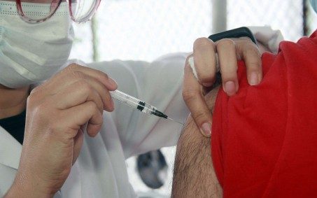 Nova Iguaçu vacina pessoas a partir de 12 anos nesta sexta-feira