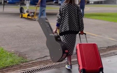 Mãe de Marília Mendonça recebe roupas que a cantora usava no dia do acidente