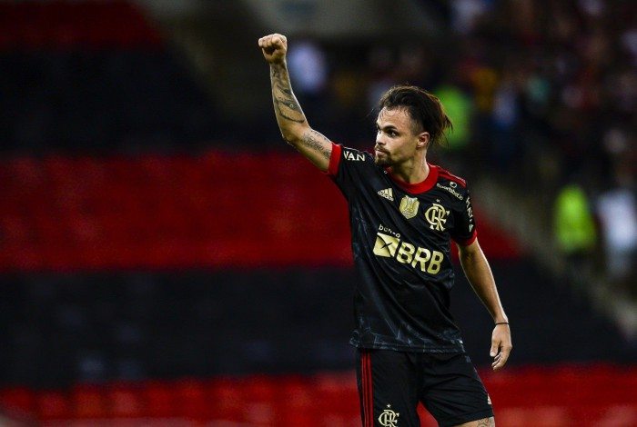 Michael vibra com os gols e Maraca homenageia cantora (no detalhe)