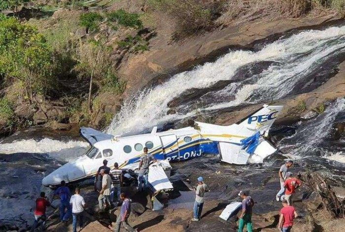 Avião de Marília Mendonça cai na Cachoeira da Serra da Piedade, em Caratinga