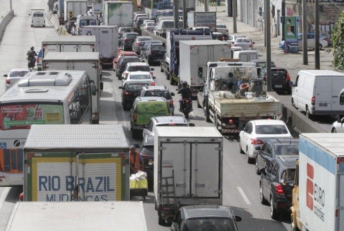 Acidente entre dois caminhões e cinco carros na Ponte Rio-Niterói causou imenso congestionamento nos acessos